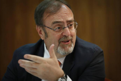 El PSOE pide la comparecencia del consejero de Educación, Fernando Rey.
