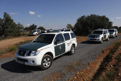 Media docena de vehículos de la Guardia Civil se desplazaron al lugar de la fiesta. FERNANDO OTERO