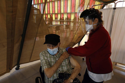 Más de 600 personas mayores de 80 se vacunaron ayer en el Palacio de Exposiciones. MARCIANO PÉREZ