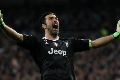 Buffon, de la Juventus, celebra el segundo gol de su equipo en el Santiago Bernabéu.