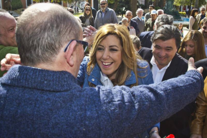 La candidata socialista a la Presidencia de la Junta, Susana Díaz (c), saluda a su llegada a un mitin celebrado hoy en la Casa Colón de Huelva.