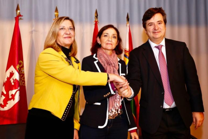Pilar del Olmo, la ministra de Industria, Comerio y Turismo, Reyes Maroto, y y el presidente de Network Steel Resources, Óscar Heckh, tras la firma del acuerdo en Villadangos.