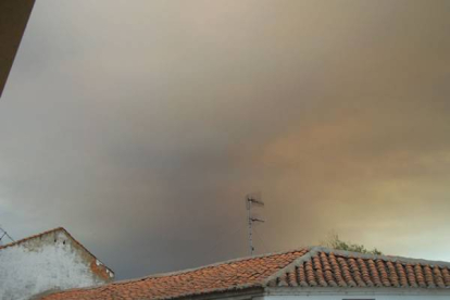 Columna de humo del incendio de castrocontrigo, visto desde Villares de Órbigo | M. Prieto.