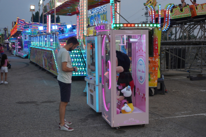 Los leoneses se divierten en el recinto ferial. JONATHAN NOTARIO.