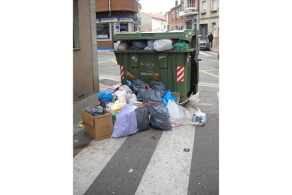 Trobajo del Camino, día 8 de Enero a las 11,30 de la mañana. Una vergüenza ¡¡El contenedor rebosante y el paso de peatones lleno de basura!! | Mercedes Alonso Díez.
