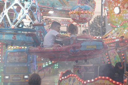 Los leoneses se divierten en el recinto ferial. JONATHAN NOTARIO.