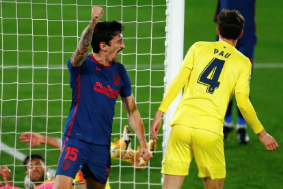Savic celebra el primer gol del Atlético frente al Villarreal en La Cerámica. CASTELLÓ