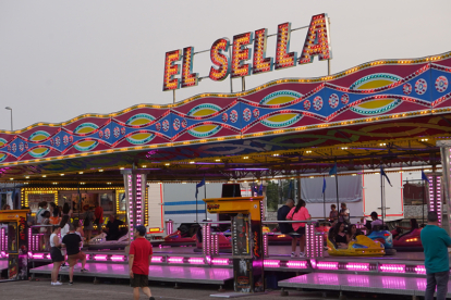 Los leoneses se divierten en el recinto ferial. JONATHAN NOTARIO.