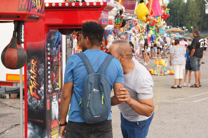 Los leoneses se divierten en el recinto ferial. JONATHAN NOTARIO.