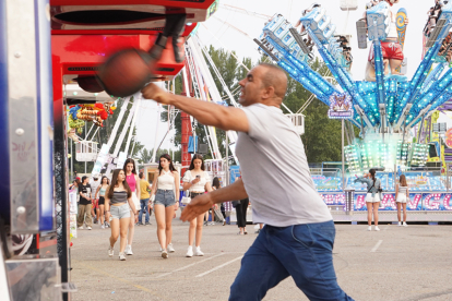 Los leoneses se divierten en el recinto ferial. JONATHAN NOTARIO.