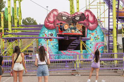 Los leoneses se divierten en el recinto ferial. JONATHAN NOTARIO.