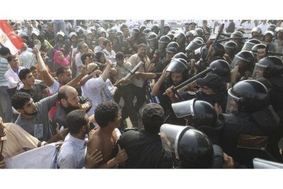Soldados egipcios se enfrenta a un grupo de manifestantes frente a la Academia de la Policía en el Cairo.
