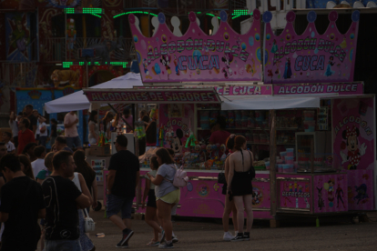 Los leoneses se divierten en el recinto ferial. JONATHAN NOTARIO.