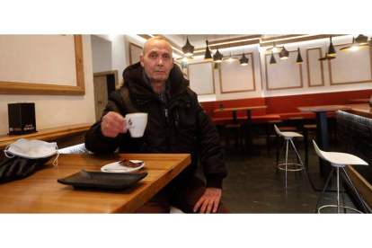 Julio Fernández, en el Vía Principalis de la Calle Ancha, volvió a disfrutar ayer de un café tras la reapertura. JESÚS F. SALVADORES