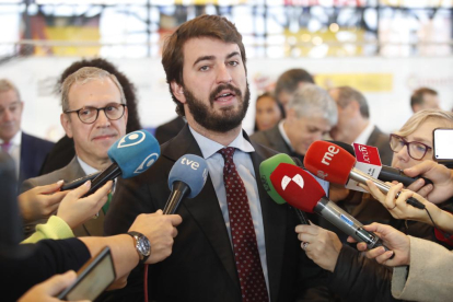 El vicepresidente de la Junta, Juan García-Gallardo, inaugura la VI Feria del Empleo y del Emprendimiento de León. RAMIRO