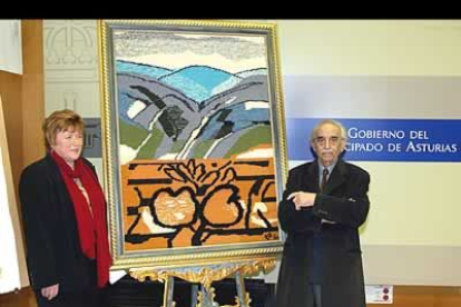 El Ejecutivo asturiano les regaló un tapiz, obra de Pilar Quintana y Antonio Suárez.