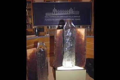 El Centro Nacional de Vidrio ha entregado una escultura en la que el cristal se combina con madera.