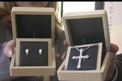 La Asociación de Fabricantes de Joyería de Córdoba ha regalado a don Felipe una cruz inspirada en la de Covadonga y a su futura esposa unos pendientes en oro blanco y diamantes, con motivo de la boda.