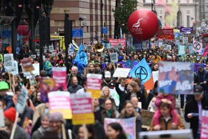 Miles de personas en 200 puntos del mundo piden justicia climática. En la foto, Londres. NADI RAIN