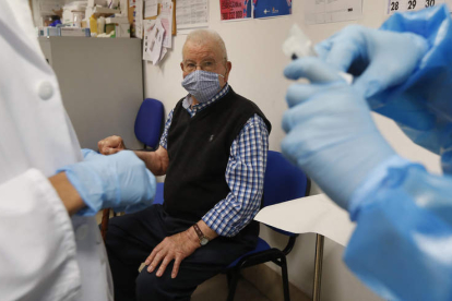 Los mayores de 75 años recibirán una vacuna específica de alta carga contra la gripe. FERNANDO OTERO