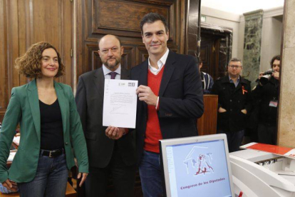 El secretario general del PSOE, Pedro Sánchez, presenta en el Registro del Congreso una propuesta para crear una subcomision que estudie la reforma de la Constitución.