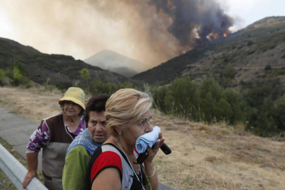 Tres vecinas de Santa Eulalia desalojadas de sus viviendas ante la importancia de las llamas.