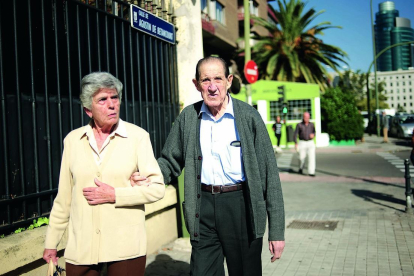 El doctor Eduardo Vela y su esposa fueron fotografiados por la revista Interviú mientras paseaban por Madrid. / INTERVIÚ