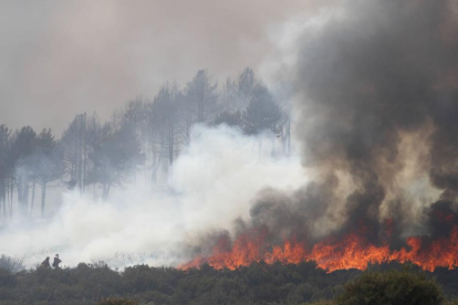 Fuego y humo en el entorno de Iruela, donde los habitantes abandonaron sus casas. JESÚS F. SALVADORES