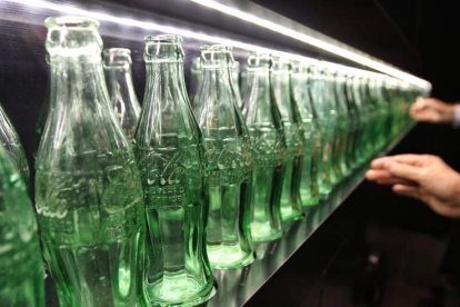 Botellas de Coca Cola en una cadena de producción. SÁSHENKA GUTIÉRREZ