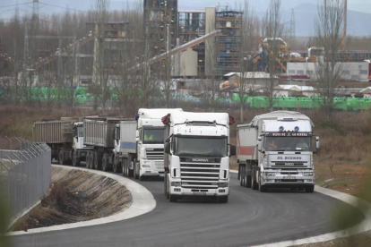 Camiones con carbón en la central térmica de Compostilla.