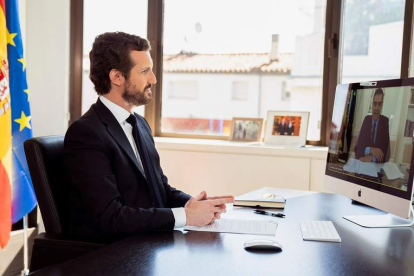 Pablo Casado, en su despacho, en el encuentro telemático con Sánchez. EFE
