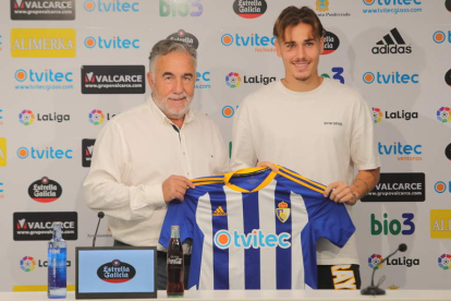 Hugo Vallejo posó ayer junto a José Fernández con la camiseta que ya ha utilizado en dos partidos. L. DE LA MATA