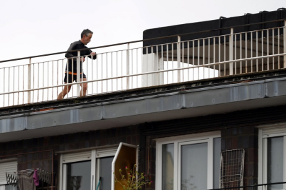 Un vecino haciendo deporte en una terraza. EFE/LUIS TEJIDO.