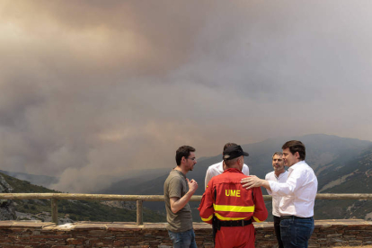 Mañueco ayer, durante su visita al incendio que arrasa una zona de gran valor en Salamanca. JUNTA CYL