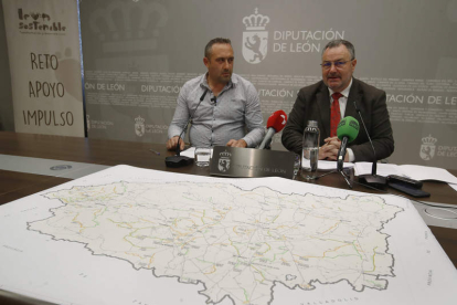 Luis Arias y Eduardo Morán, ayer, en la Diputación. RAMIRO