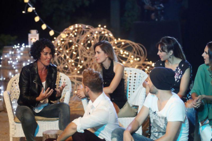 Nina, con algunos de los exconcursantes de 'Operación triunfo', en el especial 'OT: el reencuentro' (TVE-1).