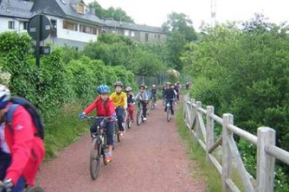 Imagen de archivo de la Ruta Verde de Villablino, con los niños del colegio de San Miguel