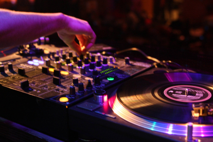 Fotografía de archivo de una mesa de mezclas de DJ. DL