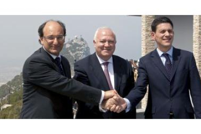 Moratinos, saluda a su homologo inglés, David Miliband y gibraltareño, Peter Caruana.
