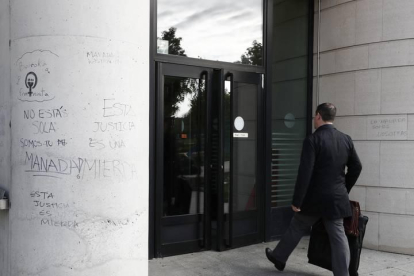 Pintadas en contra de la sentencia de La Manada en las puertas de la Audiencia de Navarra, en Pamplona.