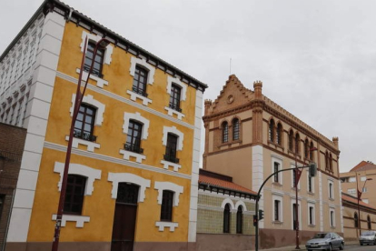 Araú está formado por cuatro edificios y varios miran a Párroco Pablo Díez. RAMIRO