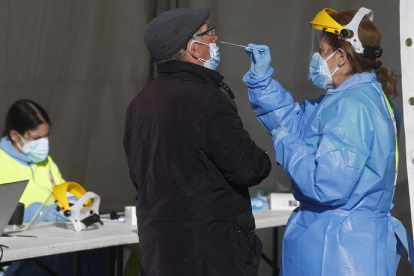Las pruebas de covid que han marcado dos años de pandemia dan un paso atrás en la nueva fase de control del virus. FERNANDO OTERO