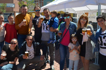 Un grupo de personas disfrutan de una cerveza ayer en la feria de Santa María del Páramo. MEDINA