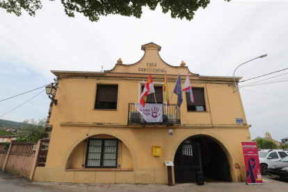 Imagen de archivo del Ayuntamiento de Castropodame, donde no pueden ni pagar las nóminas. LDM