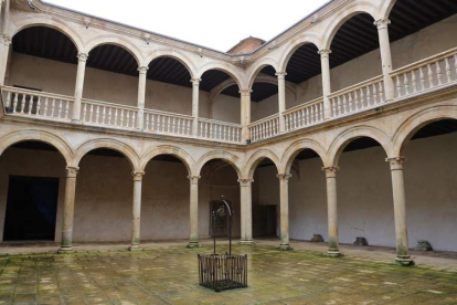Patio del renacentista edificio de los Vega, situado en Grajal de Campos. SECUNDINO PÉREZ