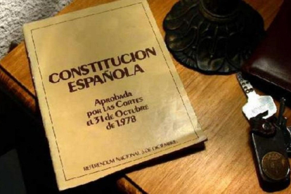 Ejemplar de la Constitución española. DL