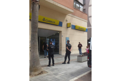 Imagen de la policía ante Correos. PAQUI SÁNCHEZ