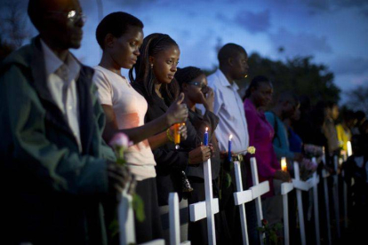 Ciudadanos kenyanos sujetan velas en recuerdo de las víctimas de la masacre de Garissa, donde murieron 148 estudiantes.