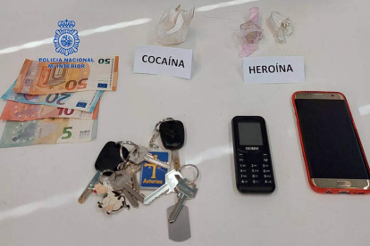 Los agentes incautaron cocaína y heroína, dinero en efectivo y un automóvil. DL