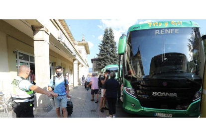 Autobuses de Renfe trasladan a los pasajeros del tren desde la estación de Ponferrada. L. DE LA MATA